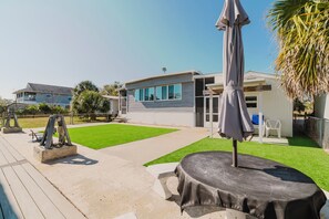 Outdoor dining - Waterfront Escape • Private Dock • Near 3 Sisters Springs (Crystal River)
