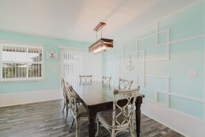 Dining - Waterfront Escape • Private Dock • Near 3 Sisters Springs (Crystal River)