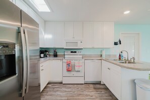 Køleskab, mikrobølgeovn, ovn, kogeplade