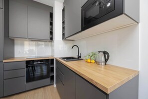 Fridge, microwave, oven, stovetop - Szeligowska 53C Warsaw | Elegant Apartment with Desk | Parking | Balcony (Warszawa)