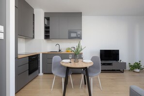 Fridge, microwave, oven, stovetop - Elegant Apartment with Balcony | Parking | Workspace (Warszawa)