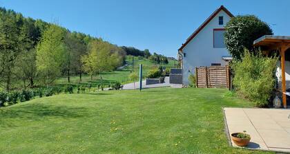 Ferienwohnung Ruhrort, 70 qm mit privater Terrasse, Garten und WLAN