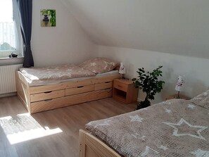 3 bedrooms, iron/ironing board, WiFi, bed sheets - Holiday Apartment Ruhrort, 70 sqm with Private Terrace, Garden and Wi-Fi (Brilon)