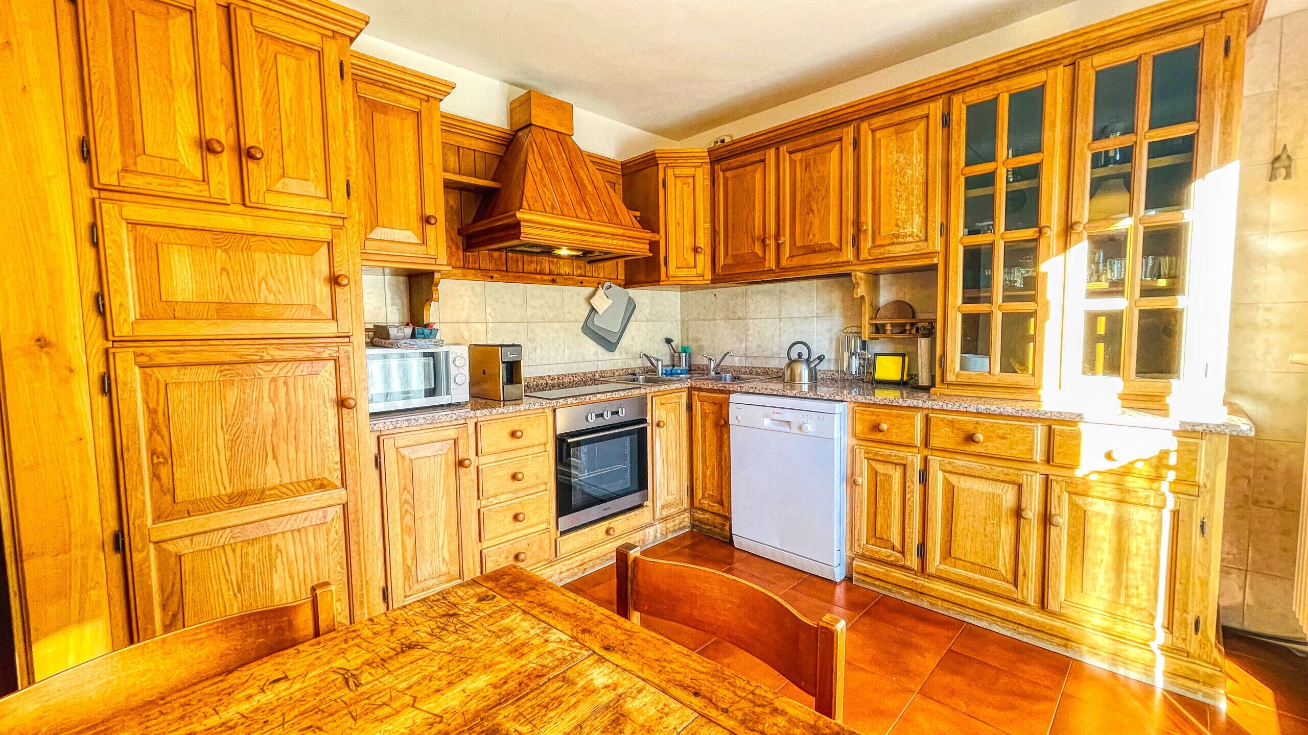 Een koelkast, een microgolfoven, een oven, een vaatwasser