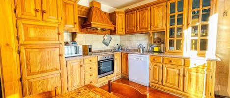 雪櫃、微波爐、焗爐、洗碗機