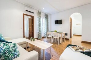 TV - Spacious apartment for groups in Puerta del Sol (Madrid)