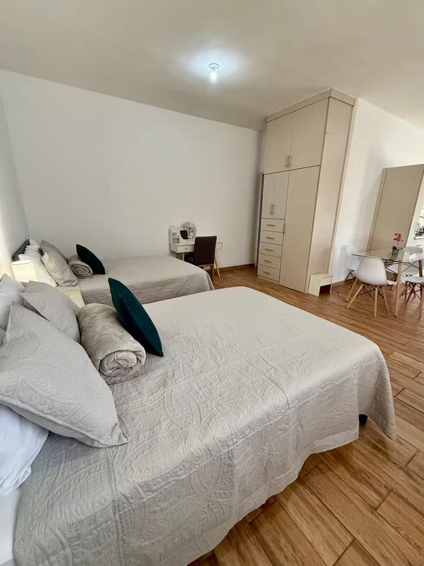 1 habitación, tabla de planchar con plancha, wifi y ropa de cama 