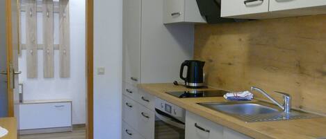 Geladeira, micro-ondas, fogão, cooktop