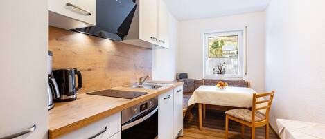 Frigorífico, microondas, horno y placa de cocina