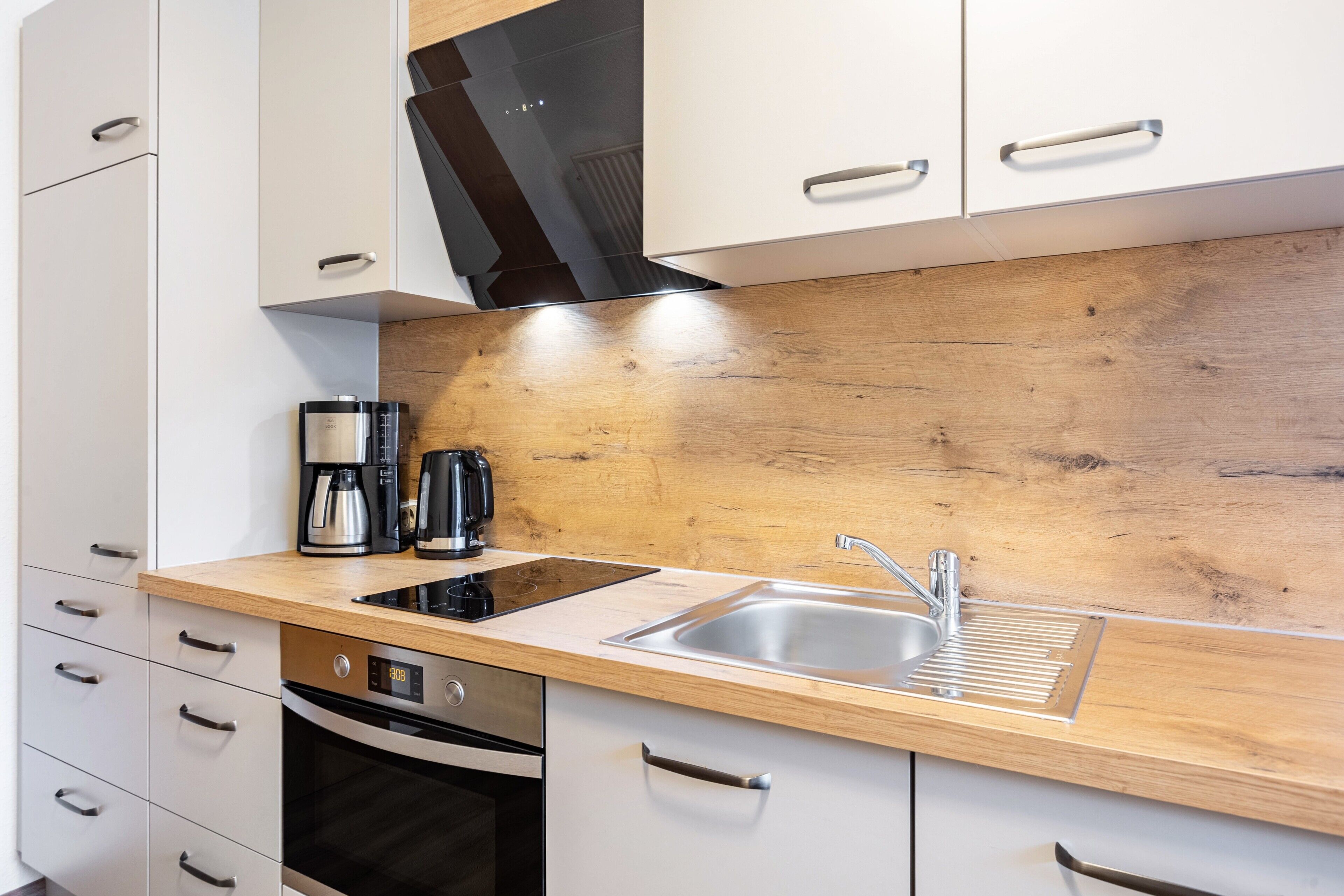 Een koelkast, een magnetron, een oven, een kookplaat