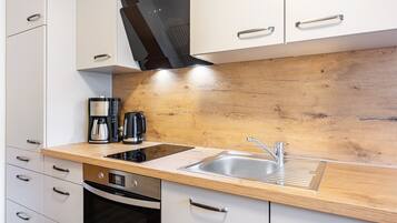 Een koelkast, een magnetron, een oven, een kookplaat