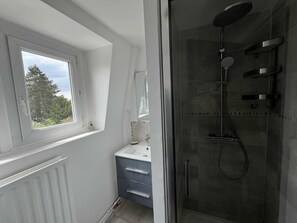Shower, hair dryer, towels, soap - Cocon Mouvaux - Comfort & serenity - near tramway (Mouvaux)