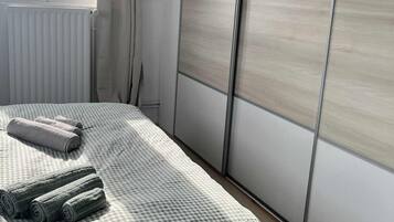 1 slaapkamer, een strijkplank/strijkijzer, wifi, beddengoed