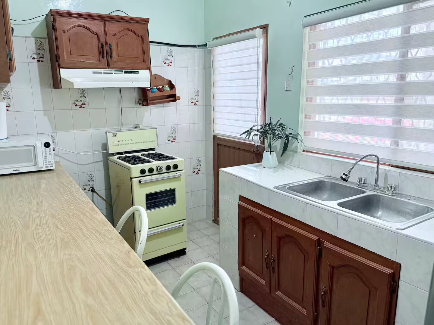 Kühlschrank, Mikrowelle, Ofen, Wasserkocher mit Kaffee-/Teezubehör