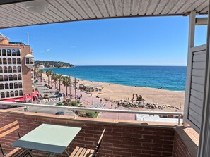Outdoor dining - Blue Horizon By Mi Casa Lloret 💙 Air conditioning 💙 Beach front 💙 Wifi 💙 Parking (Lloret de Mar)