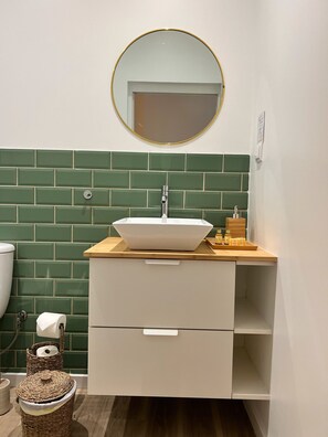 Douche, sèche-cheveux, serviettes fournies