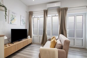TV - Modern Studio in Central Tavira – Algarve, with Air Conditioning and Wi-Fi (Tavira)
