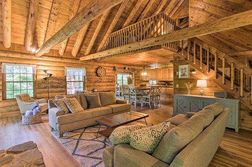 New! Private Cabin w/ Spacious Kitchen and Dining!