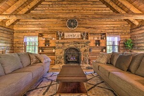 Älytelevisio, takka, pöytäjalkapallopöytä, stereot