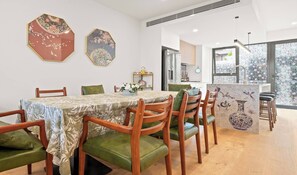 Maison, 4 chambres, balcon | Salle à manger