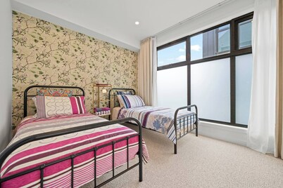 Fully Gated! Walk to Bus, Train & Box Hill High!