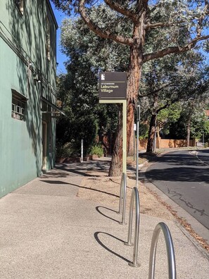 المنطقة المحيطة بالمنشأة