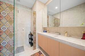 Maison, 4 chambres, balcon | Salle de bain