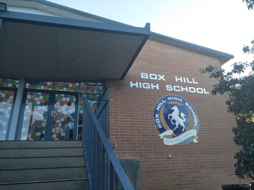 Fully Gated! Walk to Bus, Train & Box Hill High!