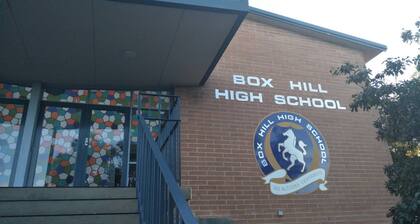 Fully Gated! Walk to Bus, Train & Box Hill High!