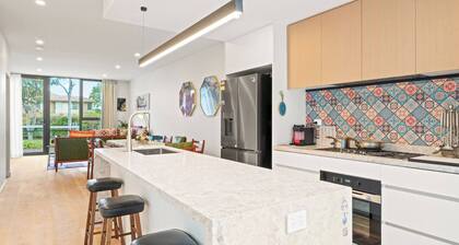 Fully Gated! Walk to Bus, Train & Box Hill High!