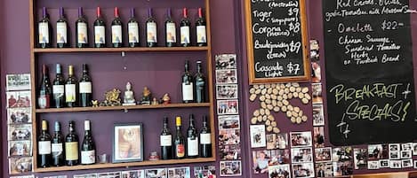 House, 4 Bedrooms, Balcony | Bar (on property)