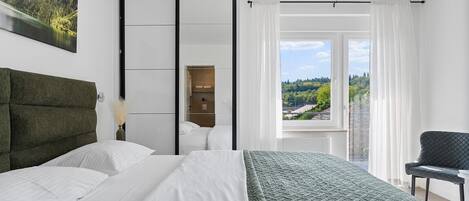 5 bedrooms, iron/ironing board, WiFi, bed sheets