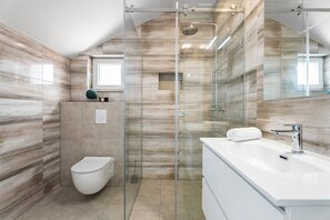 Dusche, Haartrockner, Handtücher