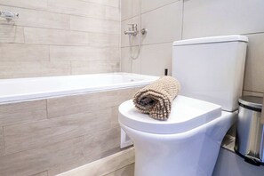 Shower, hair dryer, towels, shampoo - HOM I Parking Wifi Barrio Italia SmartTv Ciudad (Providencia)