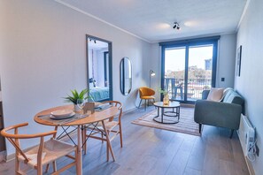 TV, offices - HOM I Terraza Barrio Italia Providencia Parking (Providencia)