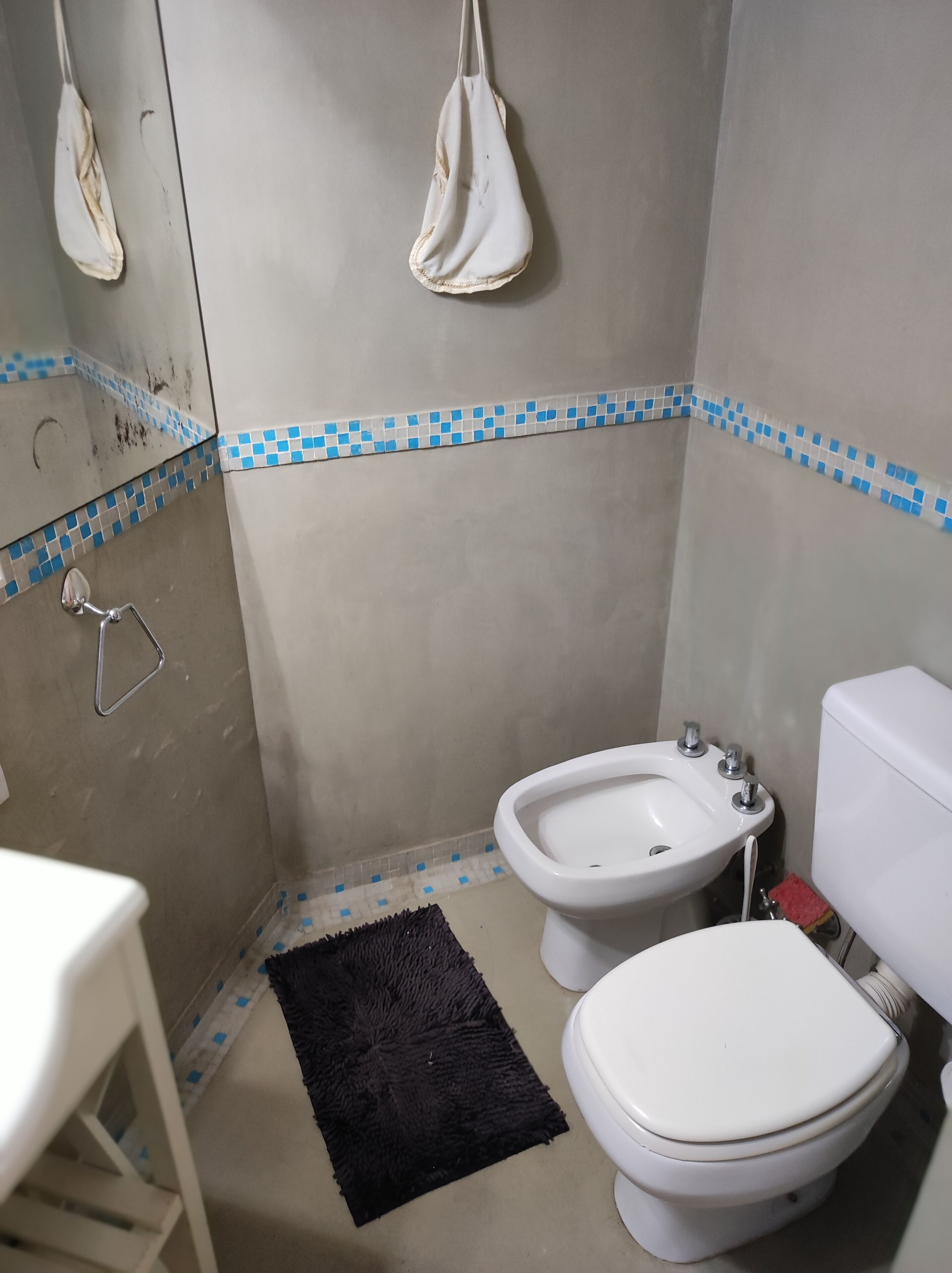 Regadera, secadora de cabello, bidet, toallas 