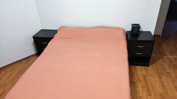 Tabla de planchar con plancha, wifi y ropa de cama