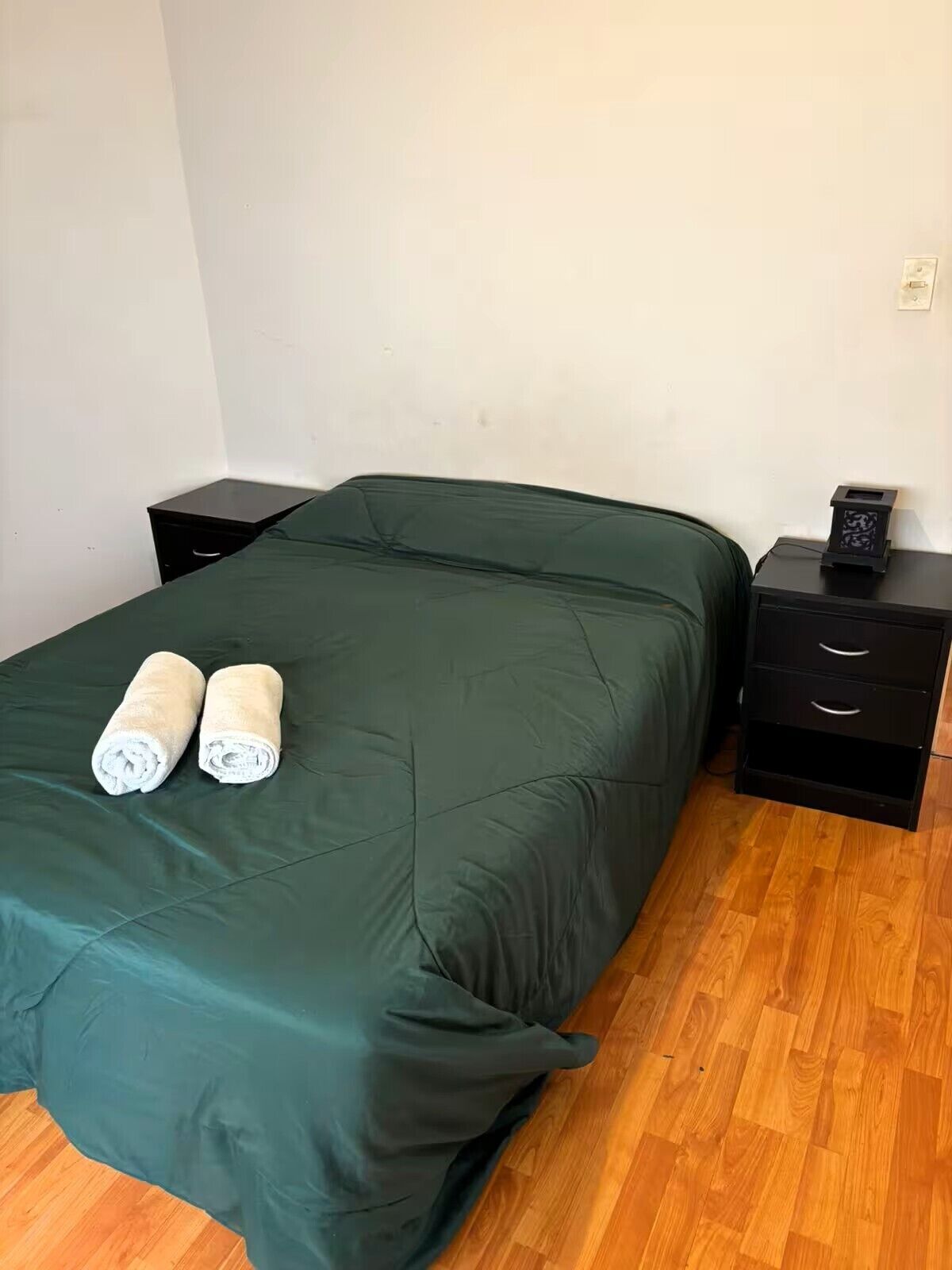 Tabla de planchar con plancha, wifi, ropa de cama