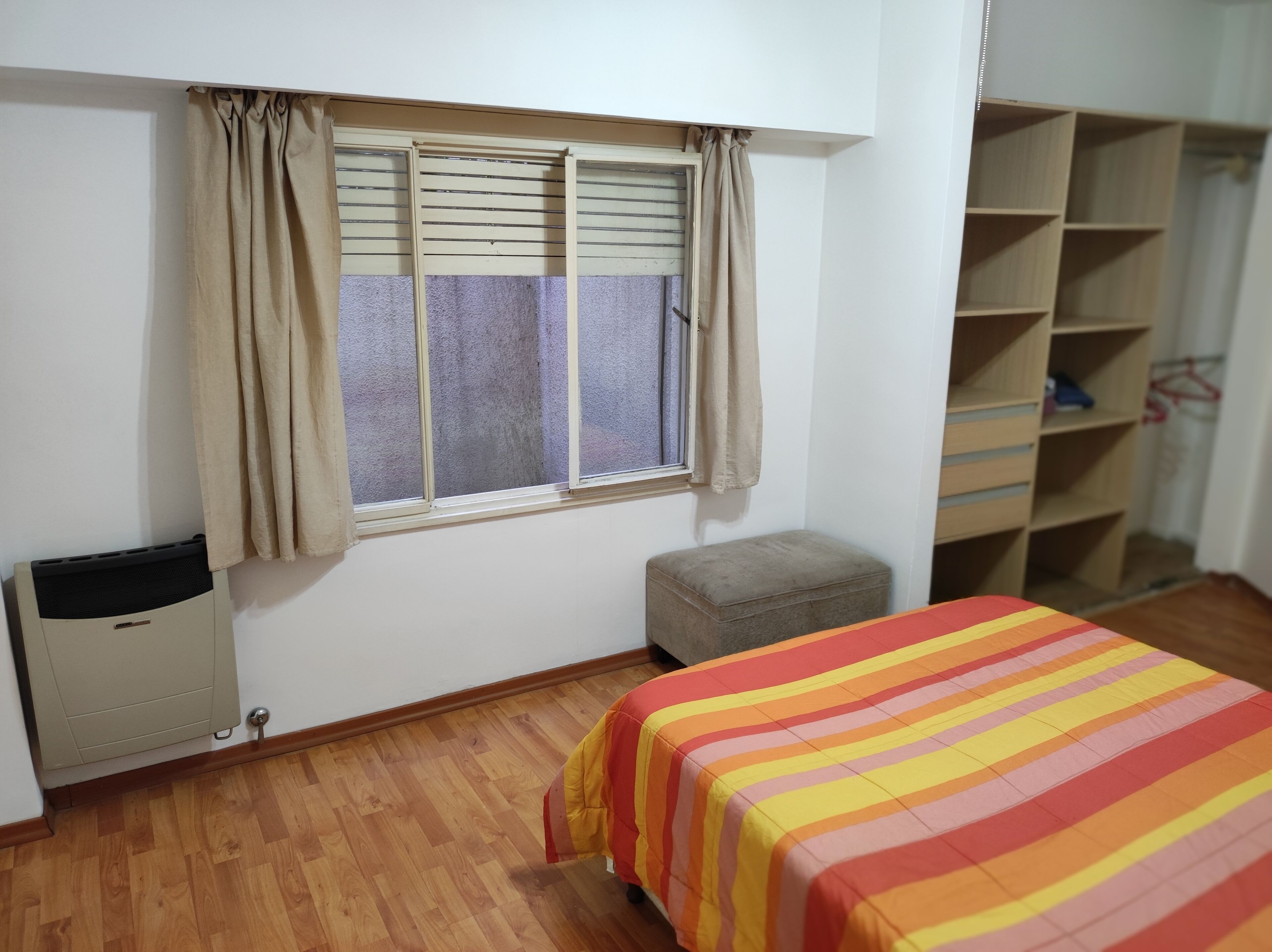 Tabla de planchar con plancha, wifi y ropa de cama 