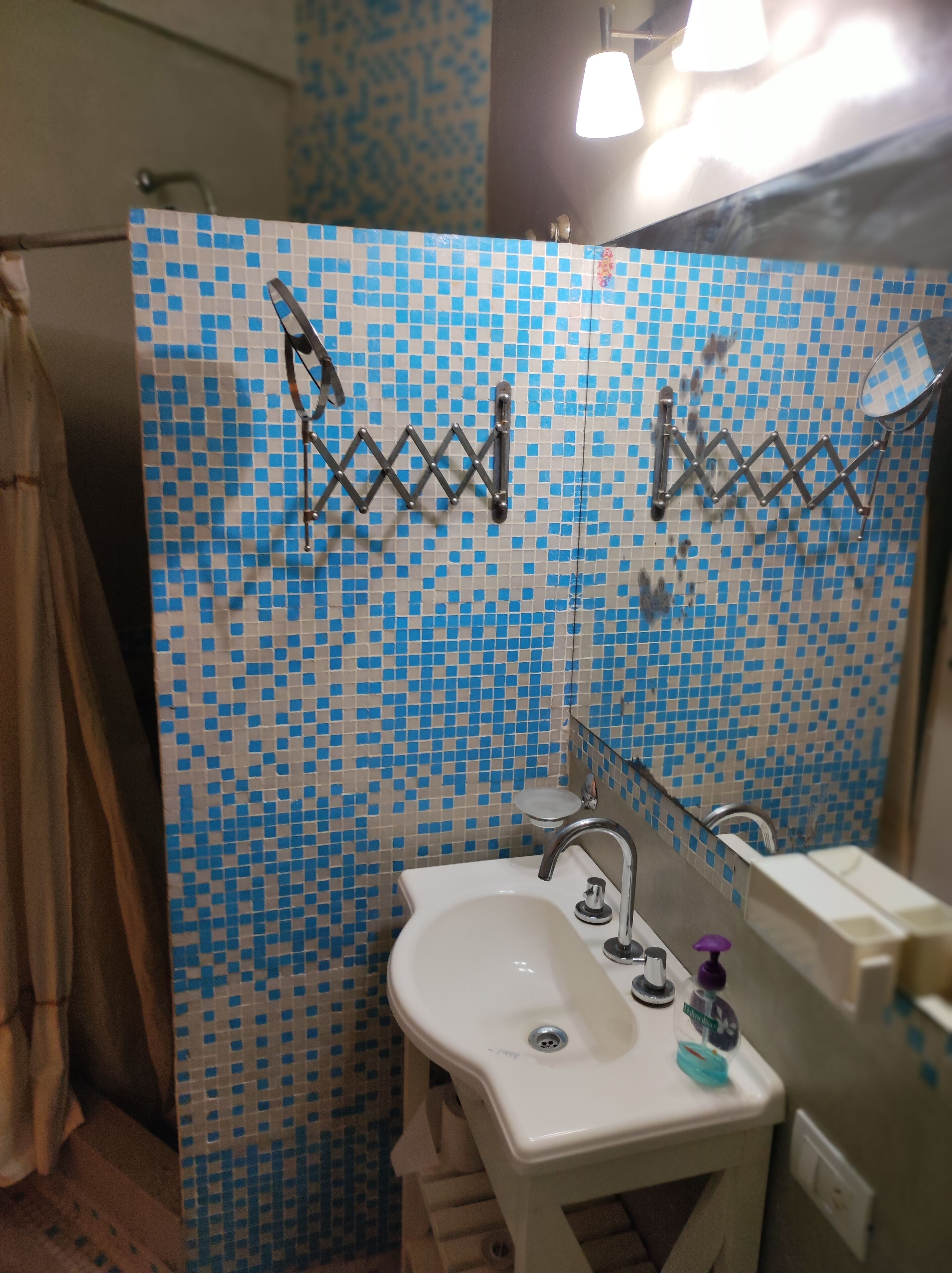 Chuveiro, secador de cabelo, bidê, toalhas de banho