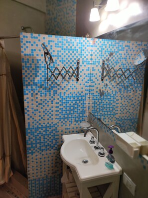 Douche, sèche-cheveux, bidet, serviettes fournies