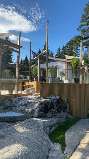 House, 6 Bedrooms, Smoking, Balcony | Property grounds