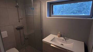 House, 4 Bedrooms, Smoking, Balcony | Bathroom