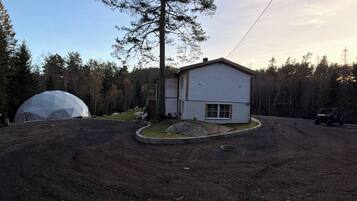 House, 4 Bedrooms, Smoking, Balcony | Property grounds