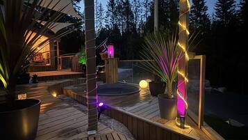 House, 5 Bedrooms, Smoking, Balcony | Bathroom amenities