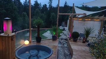 House, 5 Bedrooms, Smoking, Balcony | Outdoor spa tub