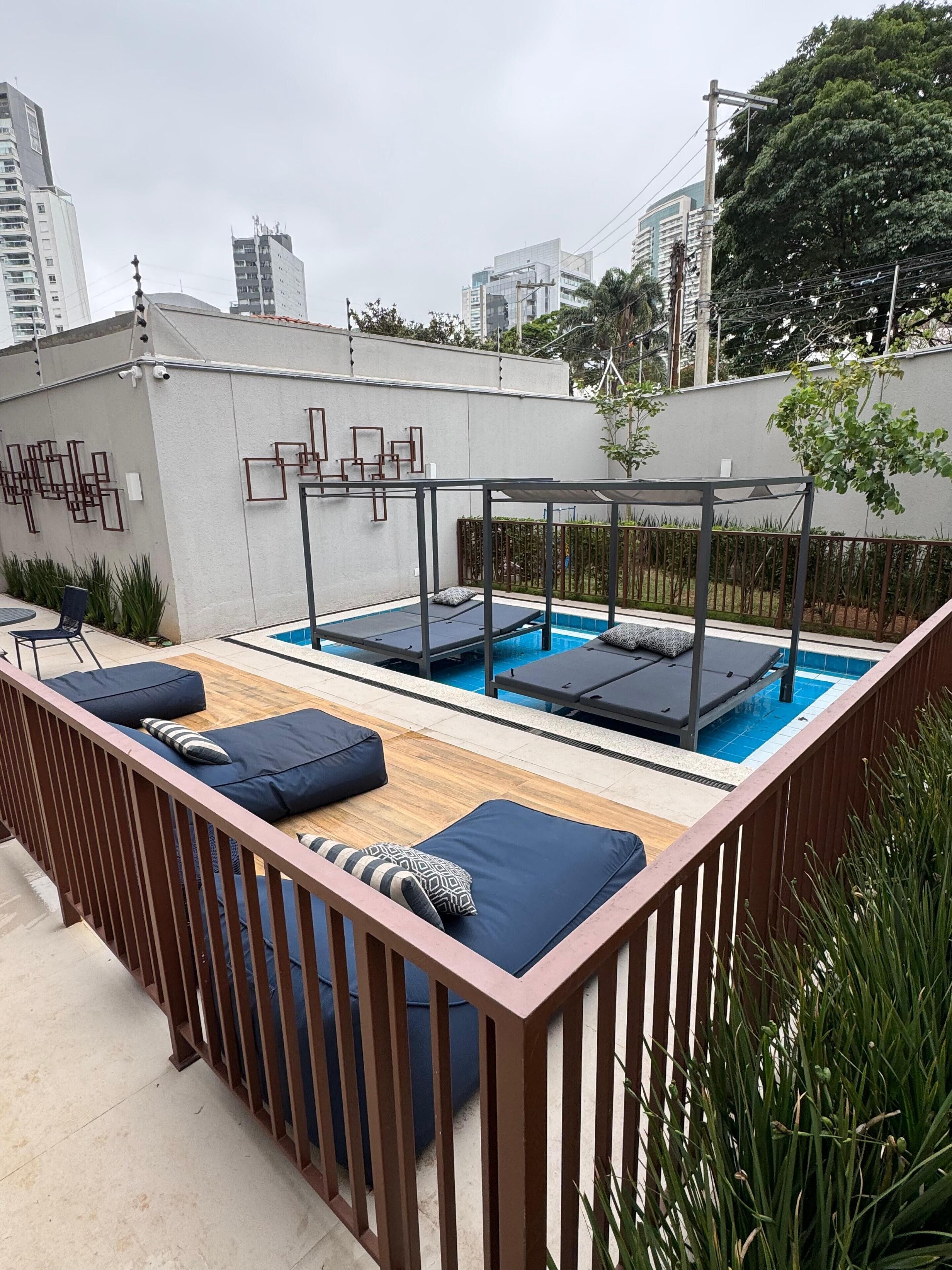 5 座室外游泳池