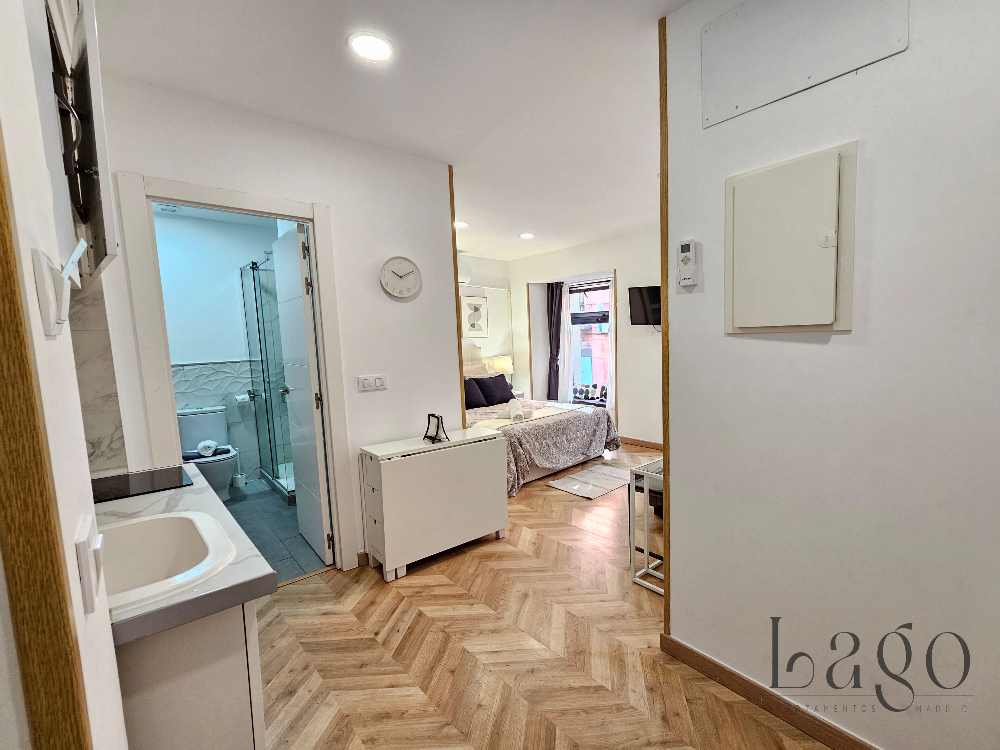 Een douche, een haardroger, handdoeken, zeep