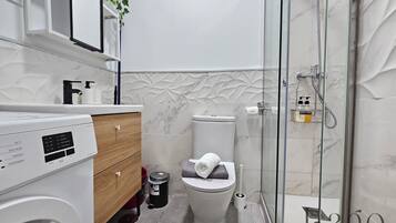 Ducha, secador de pelo, toallas y jabón