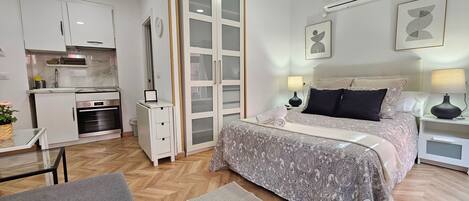 1 dormitori, planxa i posts de planxar i un bressol de viatge